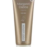 Margaret Dabbs Fußlotion Margaret Dabbs Fußpflege Reichhaltige Fußlotion mit Buriti-, Hanfsamen- und Jojobaöl und Duftnoten aus Bergamotte und Petitgrain, antimykotisch und antibakteriell.