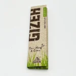 Gizeh King Size Slim Papers Bio-Hanf & Gras 34 Blättchen - 1 Packung    Tauchen Sie ein in das natürliche Raucherlebnis mit den Gizeh King Size Slim Papers Bio-Hanf & Gras. Diese extra feinen Blättchen sind das Ergebnis einer sorgfältigen Auswahl von 100 % biologisch angebautem Hanf