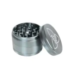 Der Hizen XXL Grinder Aluminium 63MM repräsentiert die Spitzenklasse der Kräutermühlen und bietet eine beeindruckende Kombination aus Stärke